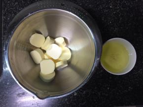 黄油软化至手指能够轻松戳入的状态。将软化好的黄油分2-3次加入蛋白霜中，使用电动打蛋器搅打至均匀顺滑。 

左图为黄油，右图为未打发的蛋白。