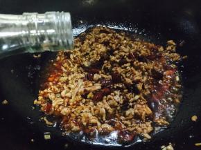 放入1勺的料酒。