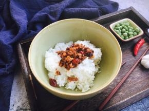 放入适量的口蘑辣椒酱，拌匀即可。