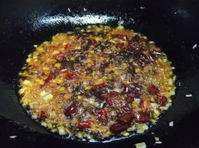 放入郫县豆瓣酱，中小火炒出红油。