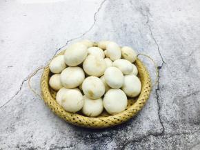 口蘑洗干净，去掉老梗。