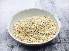 把口蘑切成碎末。