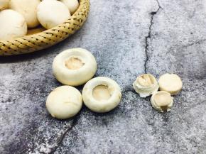 摘去口蘑的根。