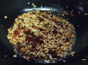 将肉末划散。