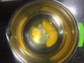 将全蛋和一个蛋黄打至发白、体积变大，这个方子比其他歌剧院蛋糕方子多了一个蛋黄，因为蛋黄一来可以增加海绵蛋糕的柔软度，二来海绵蛋糕是全蛋打发，多一个蛋黄不仅能提升蛋糕的香气，还有助于蛋糕糊的稳定。

这里是一盘海绵蛋糕的量