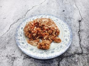 把猪肉（梅花肉）剁成肉末。