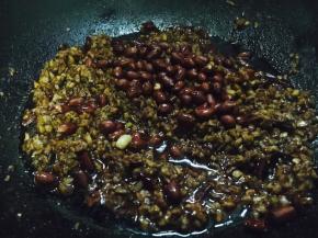 口蘑酱放到温和时，不是很热时放入炸好的花生米，拌匀即可。 口蘑酱太热时放入花生米，花生米会变软，影响口感。