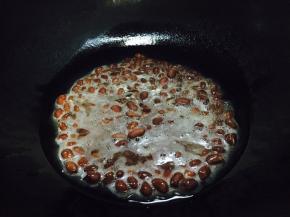 凉油下入花生米，中小火炸制，颜色一变就看出来，沥干油，放到凉透了食用。