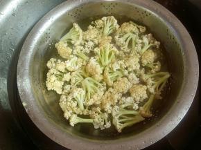 花菜扳成小朵，放入淡盐水中浸泡十分钟，洗净沥干备用。