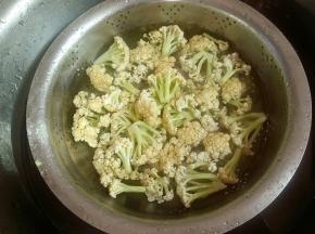花菜扳成小朵，放入淡盐水中浸泡十分钟，洗净沥干备用。