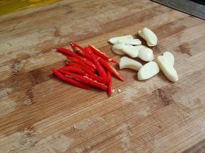 再把蒜跟小米椒切一下。