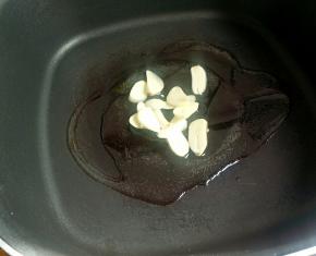 热锅凉油，下蒜片小火煸香。