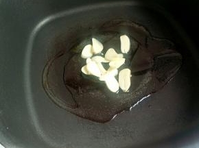 热锅凉油，下蒜片小火煸香。