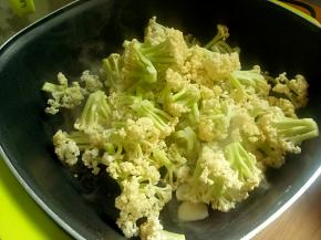 下花菜大火翻炒(期间太干，可加少许清水)。