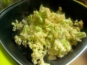 下花菜大火翻炒(期间太干，可加少许清水)。