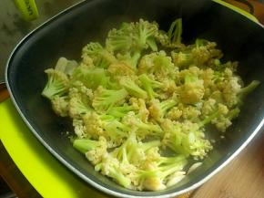 大约炒三分钟左右，加入盐，生抽调味。