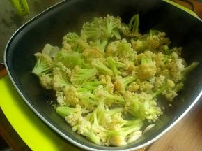 大约炒三分钟左右，加入盐，生抽调味。