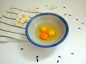 把鸡蛋，白醋，清水放入碗中(醋去腥，水增嫩)。