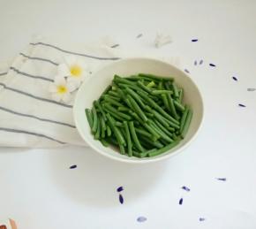 蒜苔去头去尾切成段