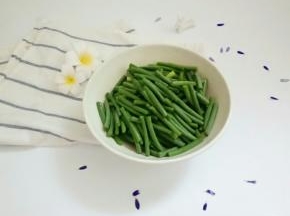 蒜苔去头去尾切成段