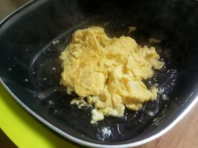 热锅热油，下鸡蛋炒制成型，盛出备用。