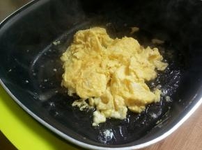 热锅热油，下鸡蛋炒制成型，盛出备用。