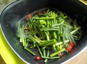 下蒜苔，炒至变色。