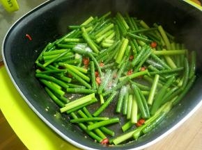 加盐，生抽调味。