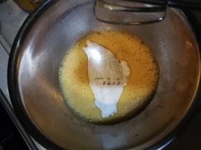 鸡蛋打散，打蛋盆坐在热水里稍加热至40度左右取出，然后一次性加入所有糖粉