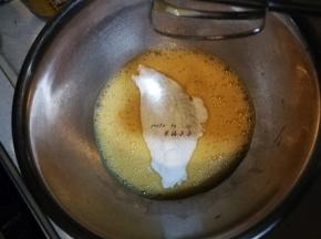 鸡蛋打散，打蛋盆坐在热水里稍加热至40度左右取出，然后一次性加入所有糖粉