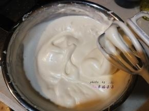 用电动打蛋器打发全蛋液至能划出纹路10秒左右不消失的状态