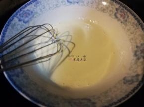 用手抽搅拌均匀，乳化至看不见油脂的状态，然后坐在40度左右的温水中保温待用