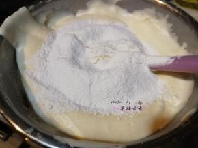 打发好的蛋液分两次筛入低筋面粉，用刮刀翻拌均匀