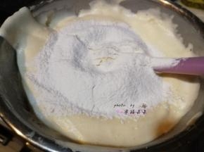 打发好的蛋液分两次筛入低筋面粉，用刮刀翻拌均匀