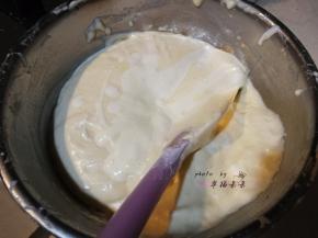 加入步骤5的奶油和玉米油混合液，用刮刀翻拌均匀