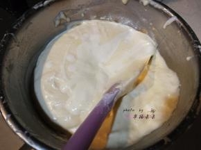 加入步骤5的奶油和玉米油混合液，用刮刀翻拌均匀