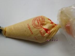 将拌好的面糊装入裱花袋