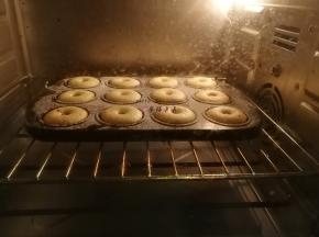 挤面糊的时候就可以提前预热烤箱至180度，面糊挤好后就放入烤箱中层烘烤，上下火160度烤20分钟左右