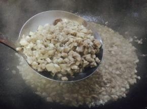 用油把口蘑炒一炒，把口蘑的水分炒出去，捞出口蘑备用。