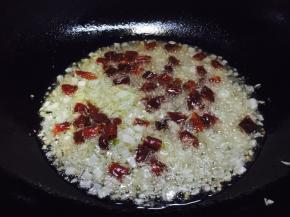 锅热放入凉油，油要稍稍的多些，大约1大汤勺半左右，放入葱姜蒜和辣椒段爆香。