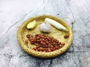 准备好葱姜蒜和花生米。