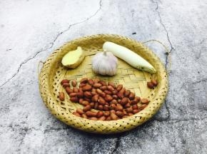 准备好葱姜蒜和花生米。