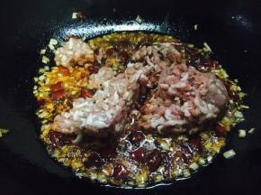放入肉末，把肉末划散。