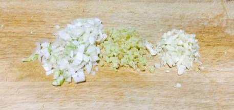 葱姜蒜切成碎末。