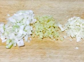 葱姜蒜切成碎末。