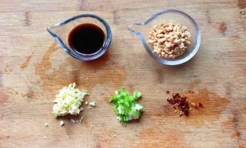 切好葱、蒜、辣椒