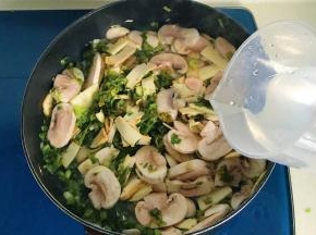 加入适量清水