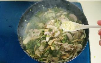 最后撒入少许鸡精调味即可出锅