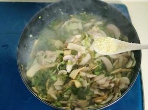 最后撒入少许鸡精调味即可出锅