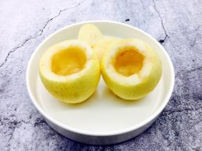 鸭梨洗干净，用小刀把梨核挖下去，用小勺挖下去一些果肉。 建议大家只把梨核挖下去就可以，挖一个能放4、5粒冰糖的小洞洞就可以。